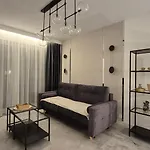 Apartment Towarowa Flowers Apartment, Free Parking, Air-conditioning, Self Check-in 24h Poznan
