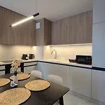 Towarowa Flowers Apartment, Free Parking, Air-conditioning, Self Check-in 24h * Poznań