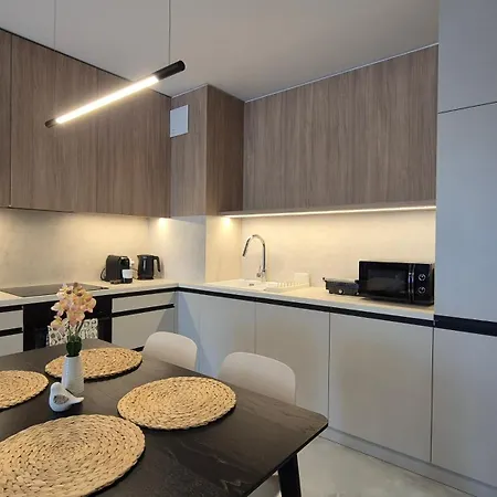 Towarowa Flowers Apartment, Free Parking, Air-conditioning, Self Check-in 24h * 포즈난