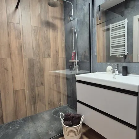 아파트 Towarowa Flowers Apartment, Free Parking, Air-conditioning, Self Check-in 24h 포즈난
